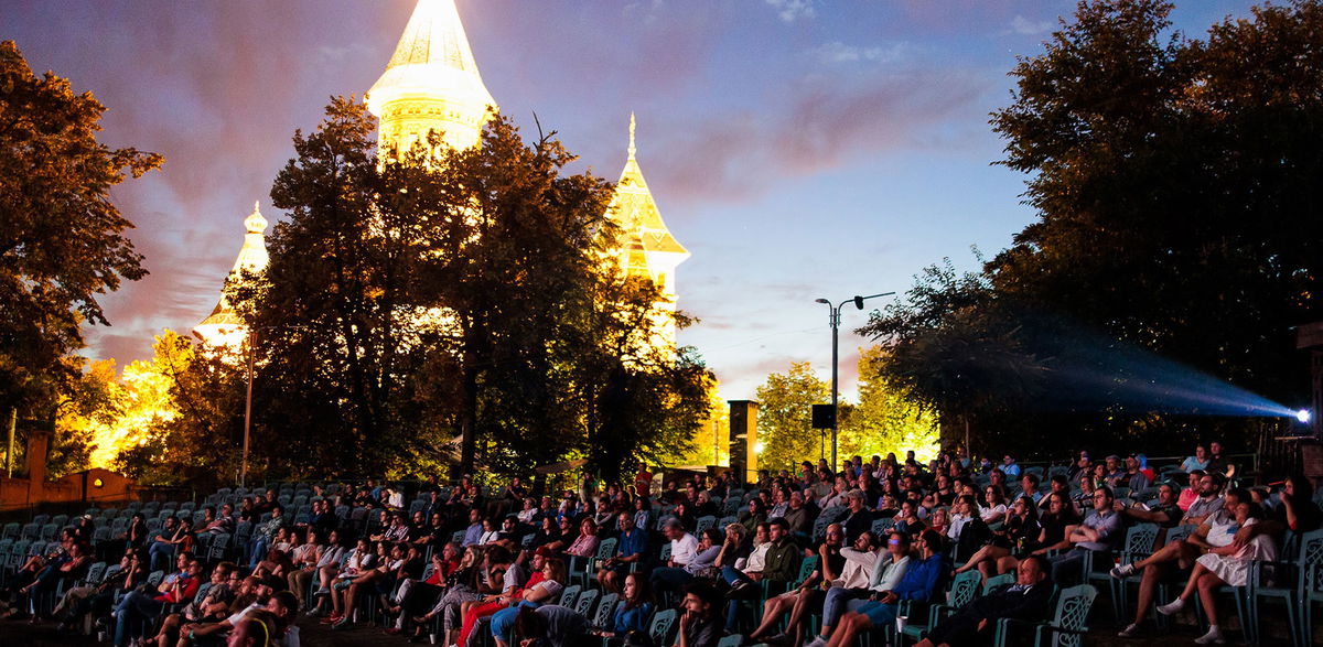 Bilde av utendørsvisning fra filmfestivalen Ceau, Cinema! Foto av Petru Cojocaru