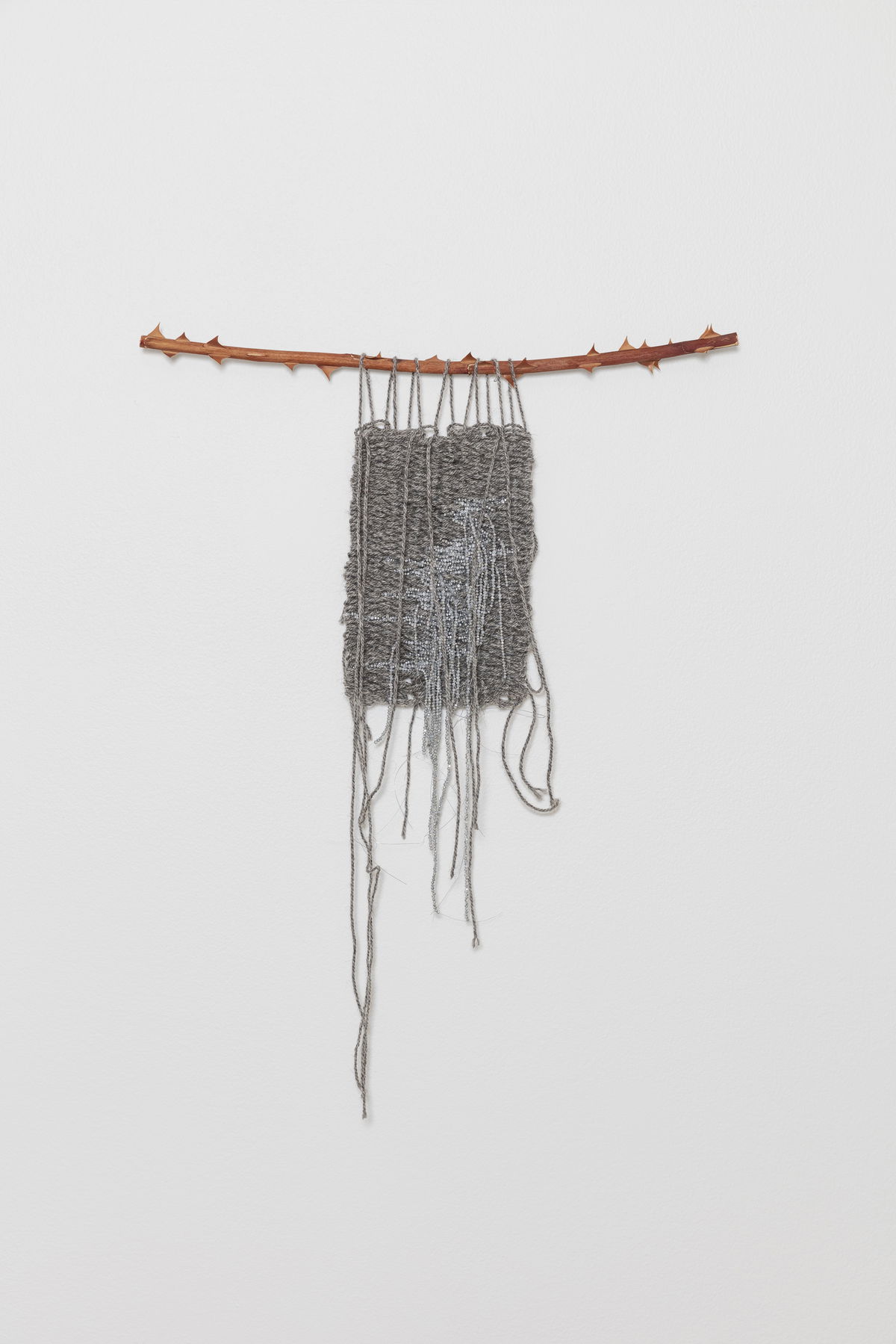 Livs-stil, 2023, wool, beads and rose branch, 28 x 15 cm / 11 x 5, 7/8 in Unique (SOACNH-0562). Courtesy of the artist, Kristiansand Kunsthall and STANDARD (OSLO), Oslo. Foto: Tor Simen Ulstein