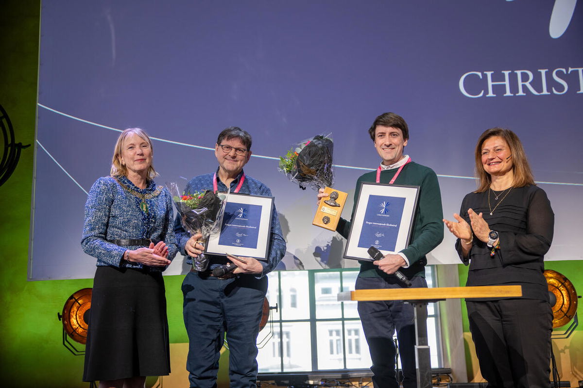 F.v.: UiB-rektor Margareth Hagen, tidligere festivalleder og primus motor Tor Fosse, festivalleder Kristian Fyllingsnes og juryleder og prorektor Pinar Heggernes. Foto/ill.: Eivind Senneset, UiB