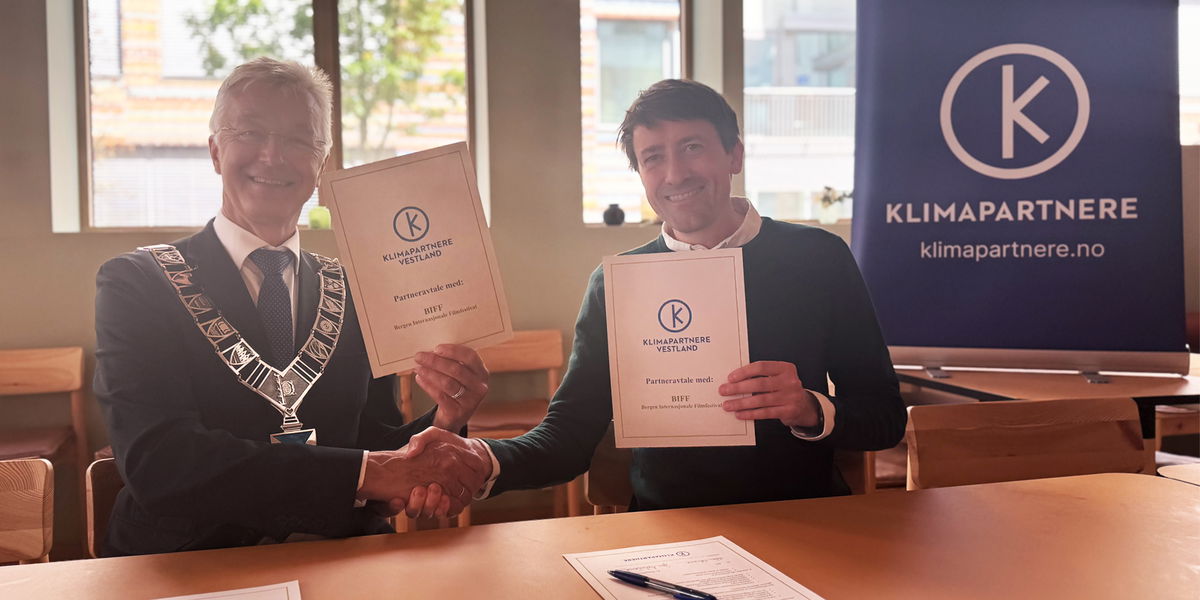 Fylkesordfører Jon Askeland ønsker BIFF og festivalsjef Kristian Fyllingsnes velkommen som medlem i Klimapartner Vestland<br>