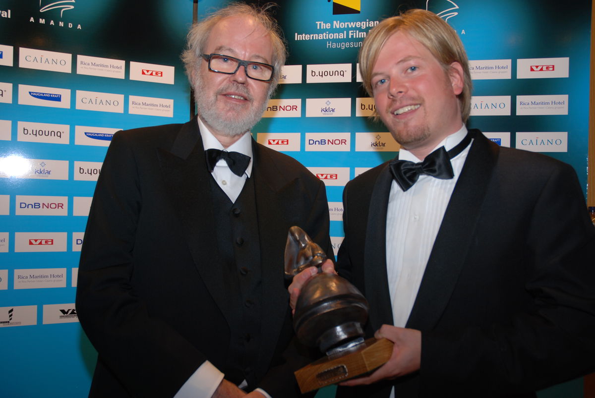Fra Amandaprisen i 2009, da han vant Amanda for Beste norske kinofilm for MAX MANUS, her sammen med Sveinung Golimo. Foto: Sigurd Moe Hetland