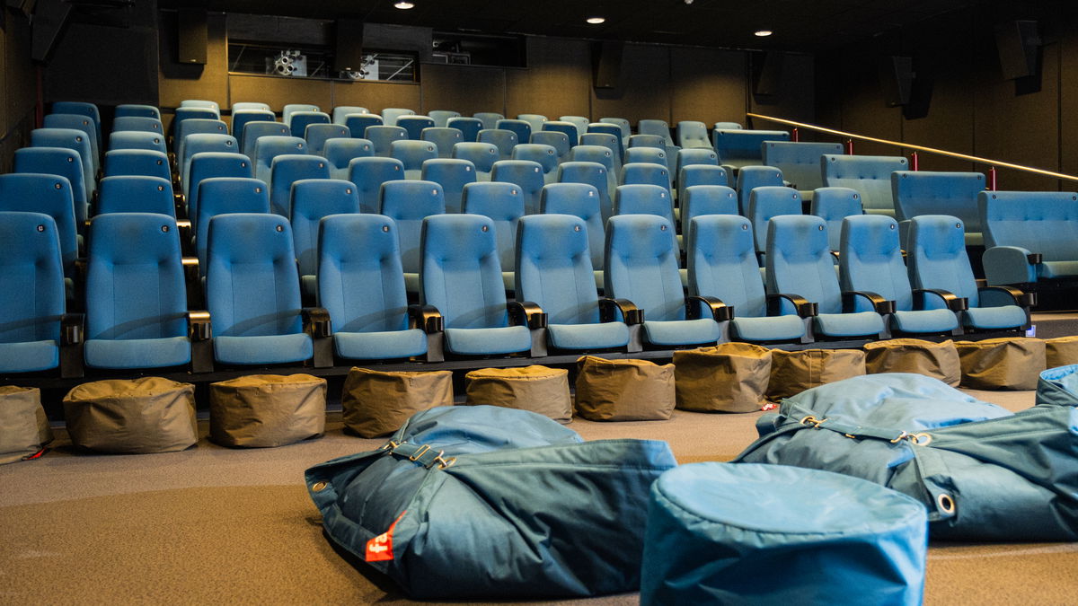 Edda 2 har 91 kinoseter og 4 sakkosekker foran lerretet. Sete 1 og 2 på rad 1–6 er love-seats/sofaer. 
