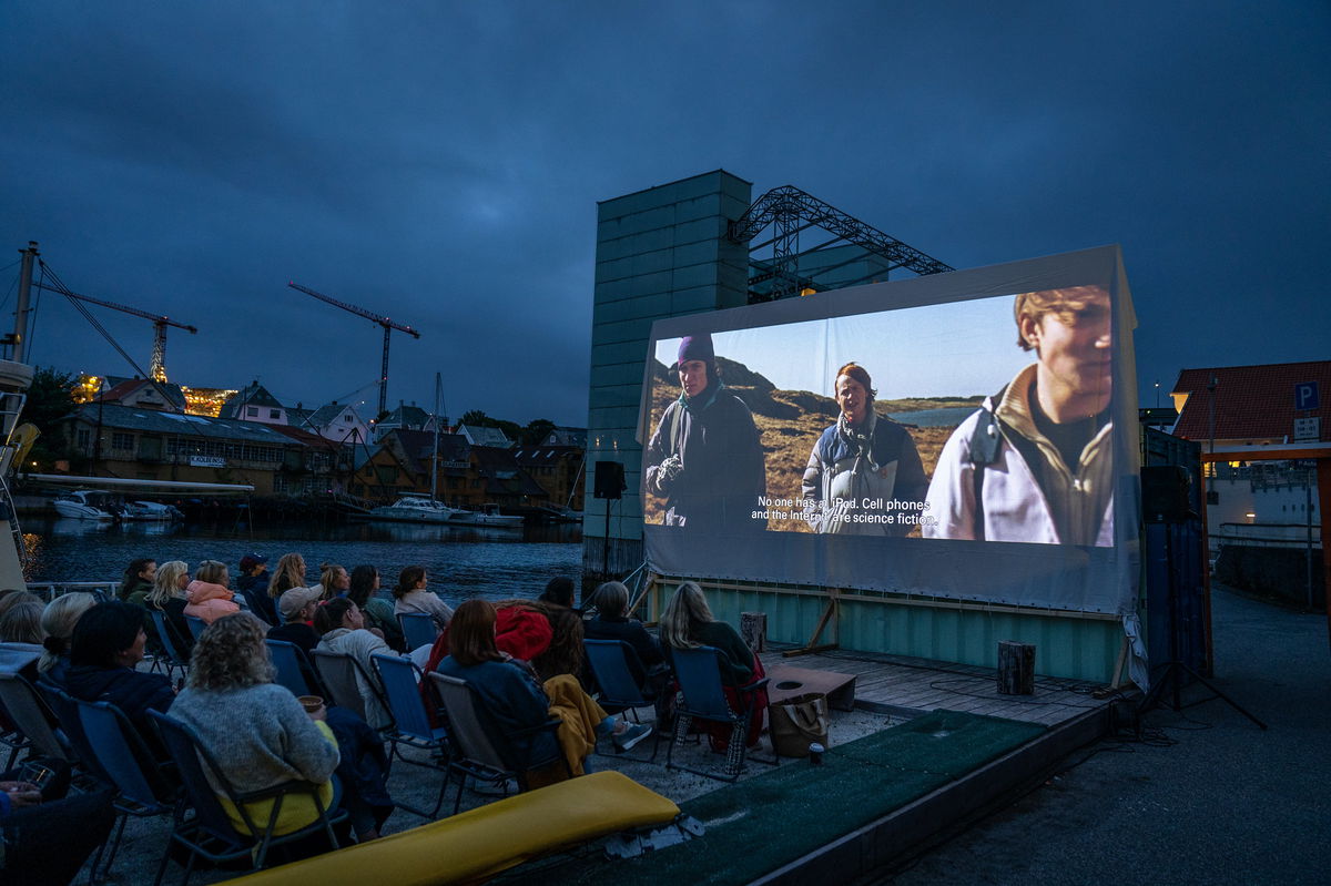 Fra Den norske filmfestivalens utekinovisning av MANNEN SOM ELSKET YNGVE i 2023. Foto: Grethe Nygaard
