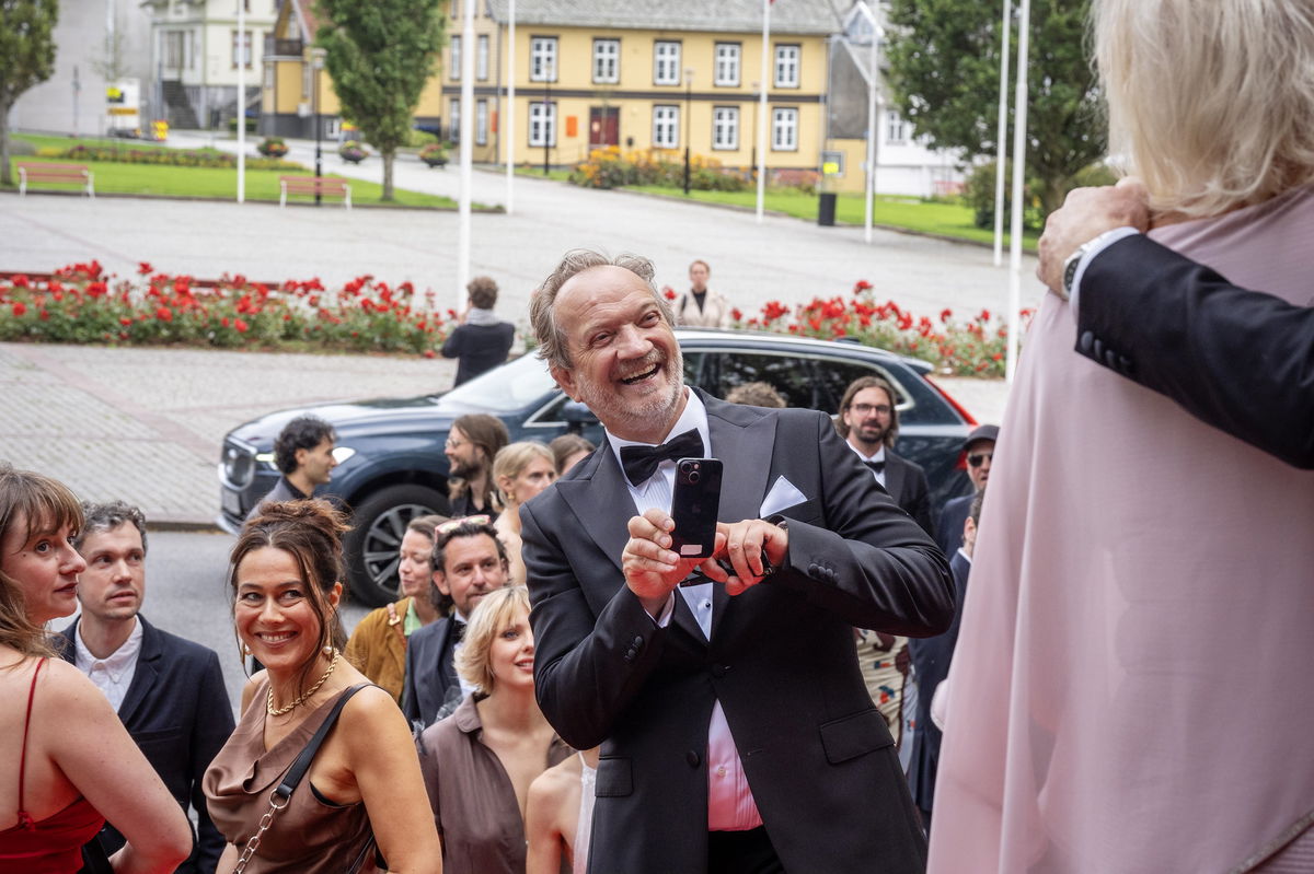 Gard B. Eidsvold fotograferer Lise Fjeldstad på rød løper før Amandaprisutdelingen 2025. Foto: Grethe Nygaard 
