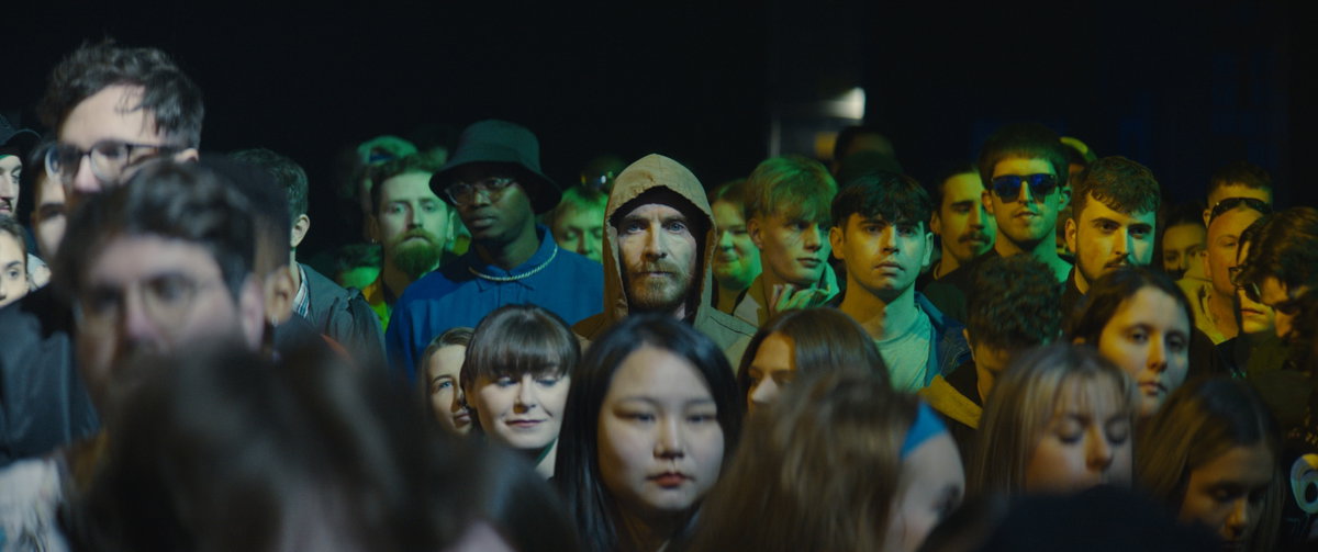 Fredag er det foredrag & film på Edda kino. Bildet er fra spillefilmen Kneecap.
